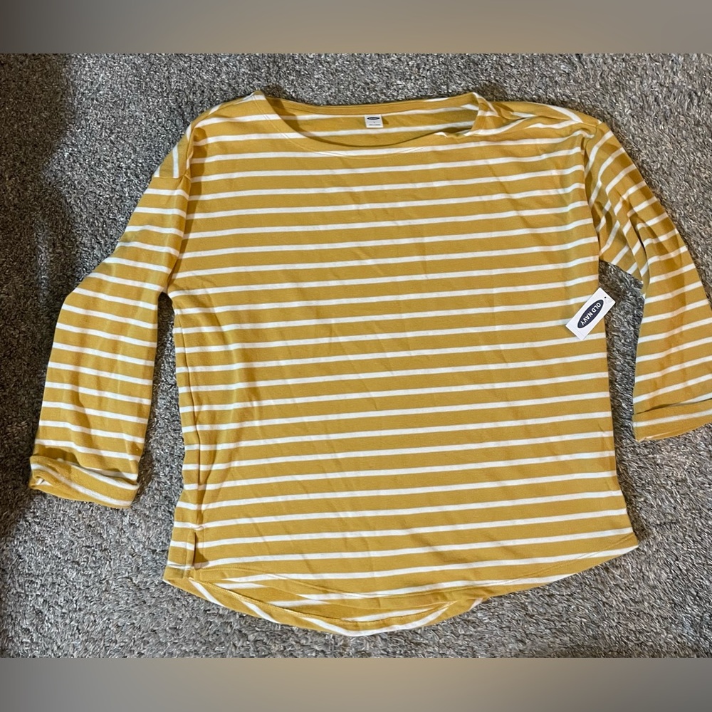 Old Navy NWT quarter length sleeve shirt. Light weight. Size L